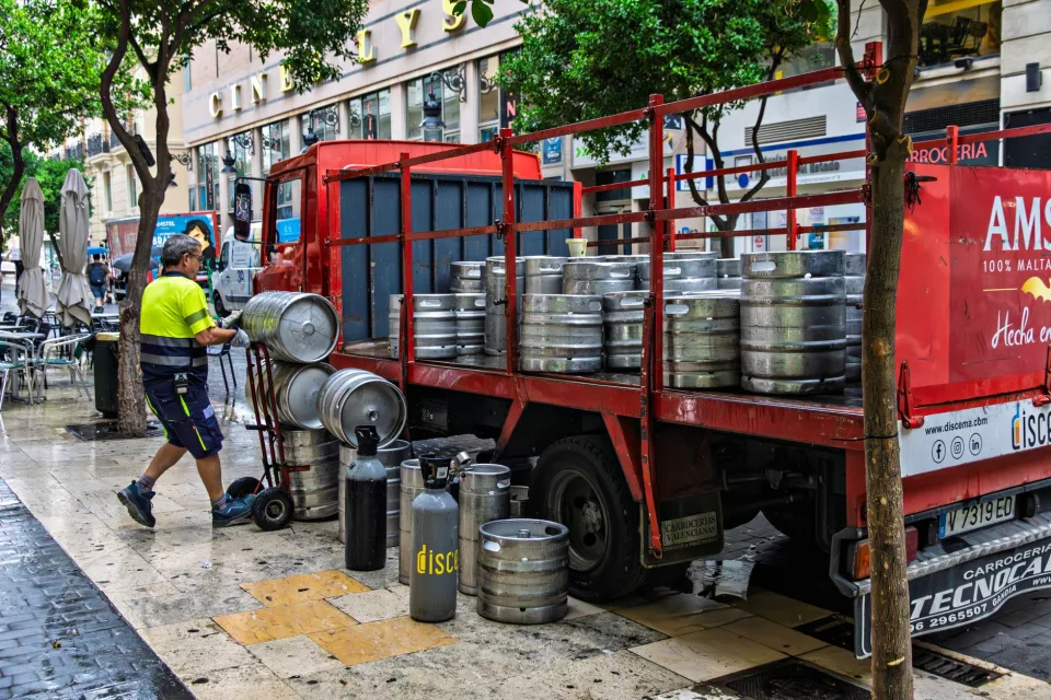 Nhân viên đang giao bình gas